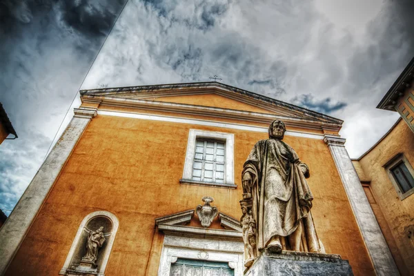 Statua di Nicola Pisano con chiesa di Santa Maria del Carmine — Foto Stock