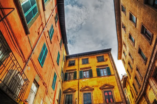 Pisa renkli binalarda mavi gökyüzü altında — Stok fotoğraf