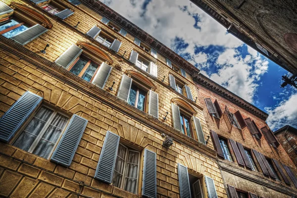 Vacker byggnad i Siena i hdr — Stockfoto