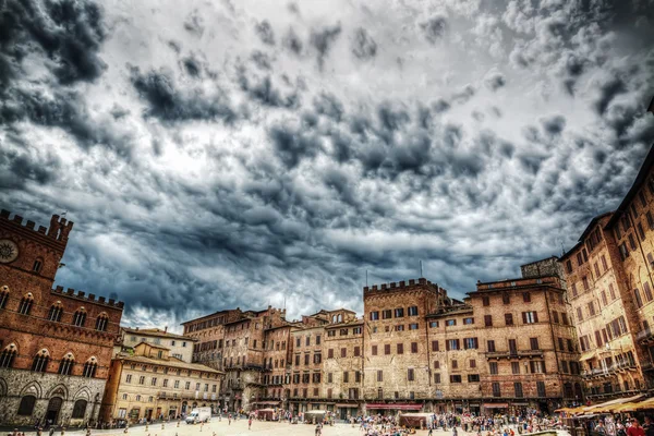 Piazza del Campo en Siena bajo un cielo dramático en hdr —  Fotos de Stock