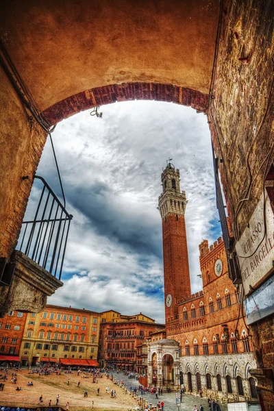 Piazza del Campo i Siena sett från en båge — Stockfoto