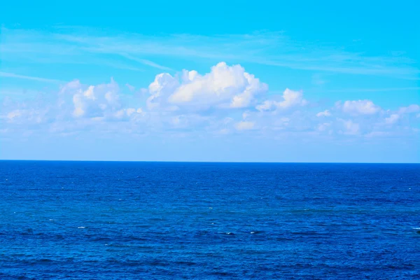 Blaues Meer unter sanften Wolken in Sardinen — Stockfoto
