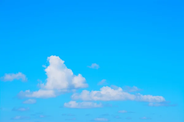 Zachte wolk en blauwe lucht — Stockfoto