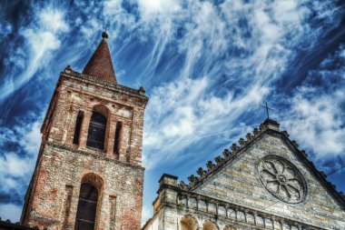 Çan kulesi ve cephe Pistoia San Paolo Kilisesi