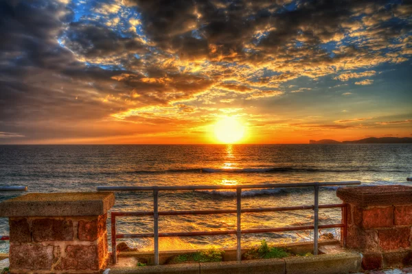 Kleurrijke zonsondergang in Alghero kust — Stockfoto