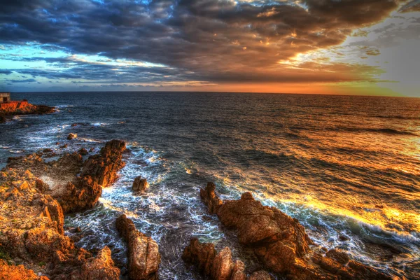 Tramonto colorato ad Alghero costa rocciosa — Foto Stock