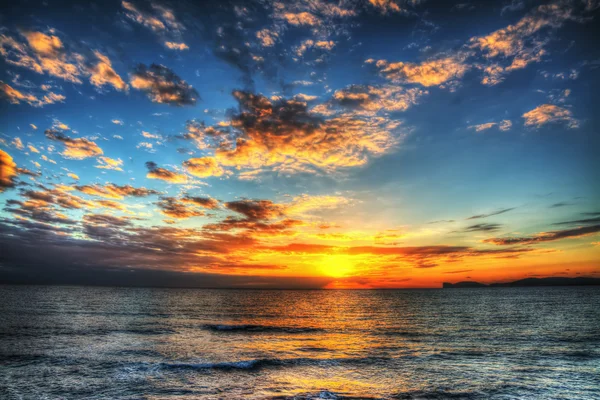 Wolken en zon over de zee in de schemering — Stockfoto