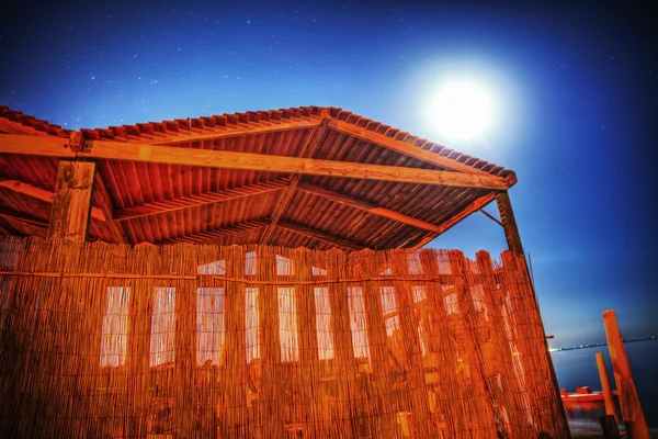 Houten hut op een Sterrennacht door de zee in Alghero — Stockfoto