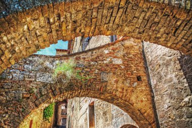 San Gimignano'da eski tuğla kemer