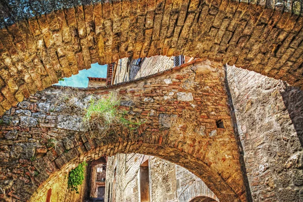 Velhos arcos de tijolo em San Gimignano — Fotografia de Stock