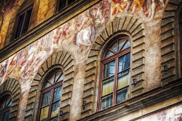 Windows in een geschilderde muur in Florence — Stockfoto