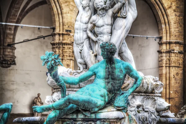 Brons faun i Neptune fountain — Stockfoto