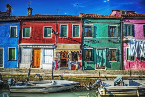 Hus och båtar i Burano — Stockfoto