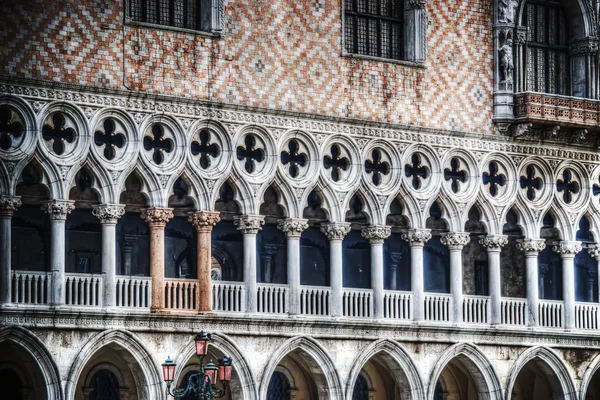 Columnas de color rosa en Venecia Palacio ducal —  Fotos de Stock