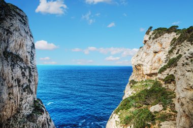 Capo Caccia kayalık sahil bulutlar altında