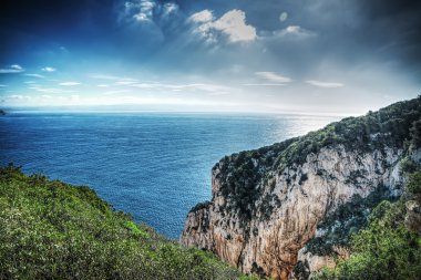 bulutlu bir günde Capo caccia kayalık sahil