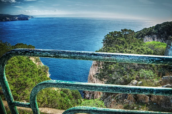 Metall räcke av Capo Caccia kustlinje — Stockfoto