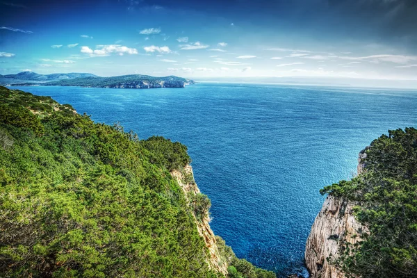 投诉警察课 Caccia 多岩石的海岸在 hdr — 图库照片