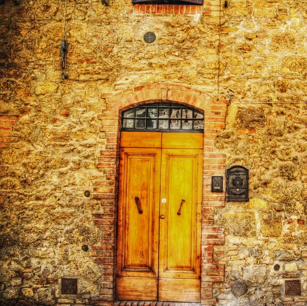 San Gimignano'da duvarında ahşap kapılar — Stok fotoğraf