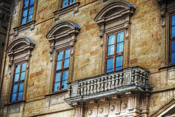 Sarı bir binada tipik Toskana balkon — Stok fotoğraf