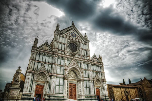 Santa Croce cathedral and Dante Alighieri statue — Stock Photo, Image