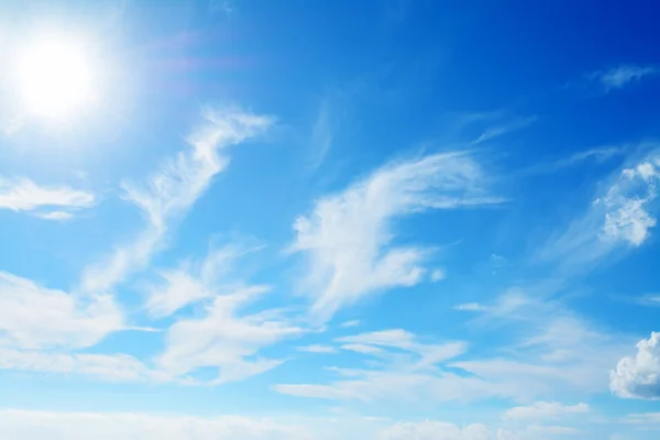 Świeci słońce na niebieskim niebie — Zdjęcie stockowe