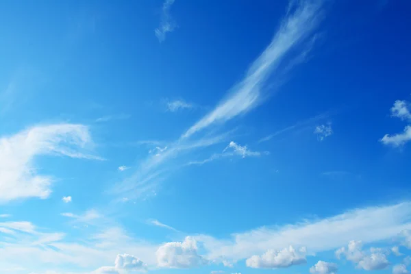 Nuages blancs et ciel bleu — Photo