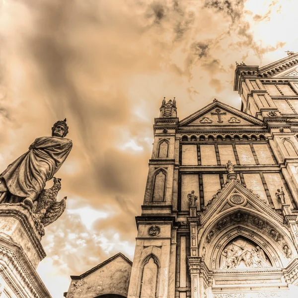 Dante Alighieri statue and Santa Croce cathedral in sepia tone — Stock Photo, Image