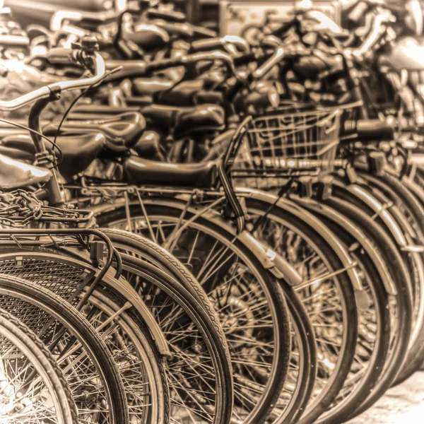 在佛罗伦萨的自行车停车场在深褐色的色调 — 图库照片