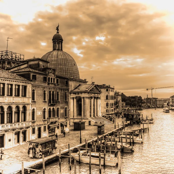 Grande Canal de Veneza com cúpula de San Simeone em tom sépia — Fotografia de Stock