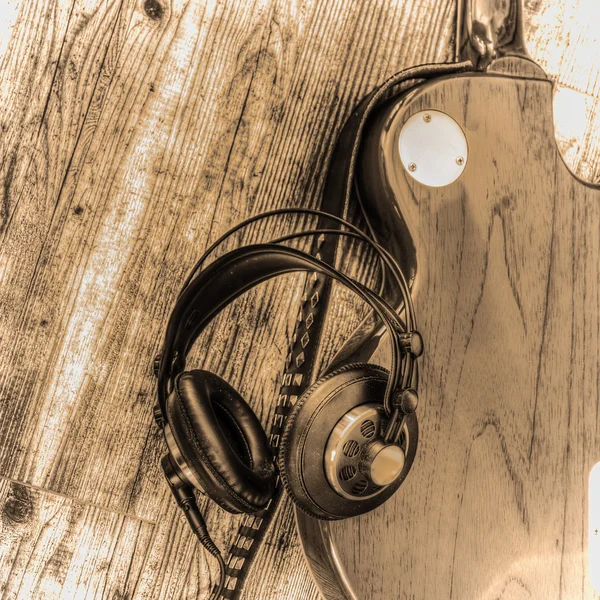 Gitara elektryczna i słuchawki w sepii — Zdjęcie stockowe