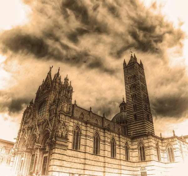 Sidovy av Siena Duomo i sepiaton — Stockfoto