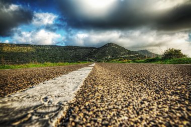 gri bir gökyüzü altında ülke yolu