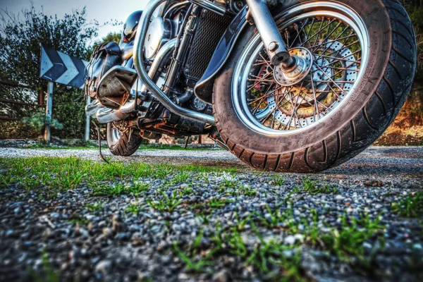 Klassisches Motorrad vom Boden aus gesehen in hdr — Stockfoto