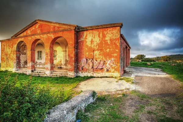 Casa velha sob um céu dramático — Fotografia de Stock