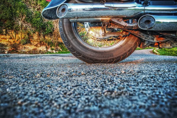 Классическое мотоциклетное колесо, видимое из канавки — стоковое фото
