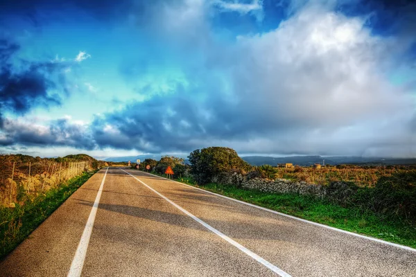 Landstraße unter dramatischem Himmel — Stockfoto