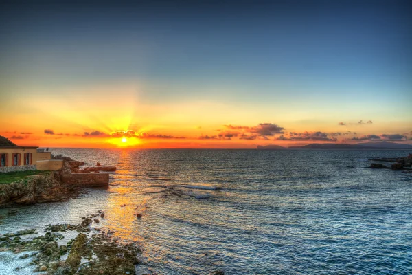 Alghero üzerinde turuncu ve mavi gökyüzü günbatımı — Stok fotoğraf