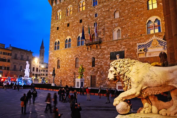 Пьяцца делла Фазория во Флоренции с Палаццо Веккьо — стоковое фото