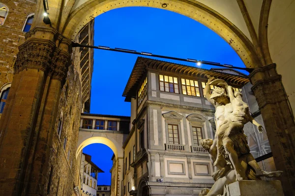 Ratto di Polissena staty i Florens under natten — Stockfoto