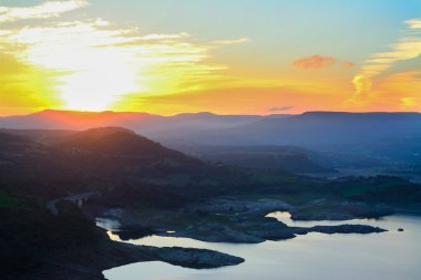 Sıcak bir sonbahar günü Monteleone gölü etrafında bizimkiler yaşar