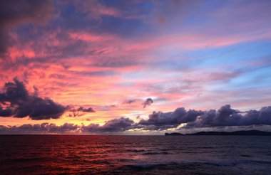 gün batımında Capo Caccia üzerinde renkli gökyüzü