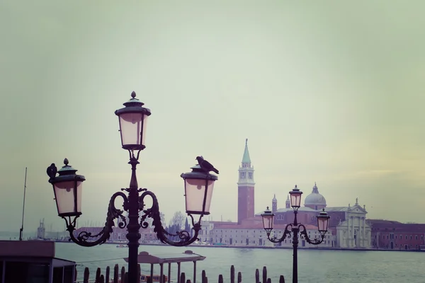 Farola clásica en Venecia en tono retro — Foto de Stock