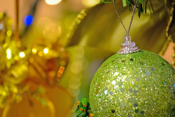 Närbild av en grön julboll — Stockfoto