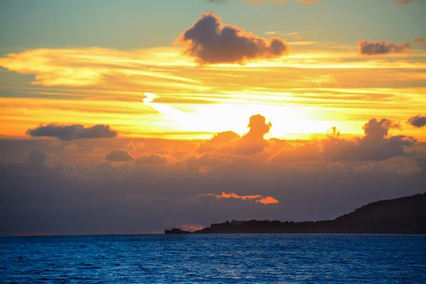 Morze niebieski i żółty niebo o zachodzie słońca — Zdjęcie stockowe