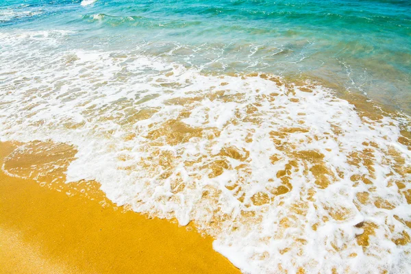 Золотой песок и бирюзовая вода — стоковое фото