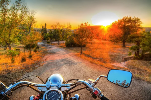 Motocicleta clásica en el borde de la carretera — Foto de Stock