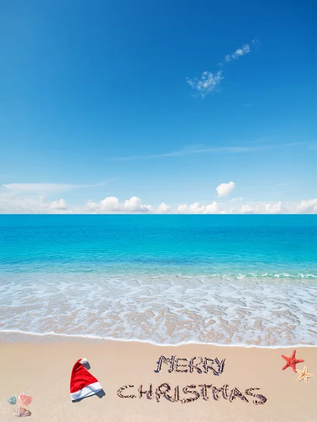 Feliz Navidad arenosa bajo un cielo azul — Foto de Stock