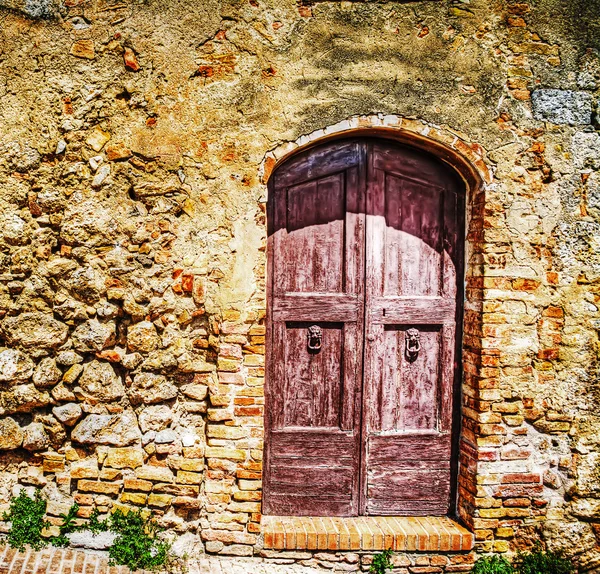 Puerta de madera en una pared de ladrillo en hdr —  Fotos de Stock