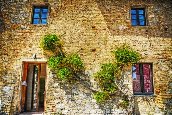 San gimignano ziegelsteinwände in hdr ton — Stockfoto